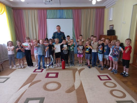 Встреча с сотрудником МЧС Встреча с сотрудником МЧС.
