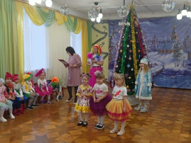 Новогодний утренник в средней группе Б Новогодний утренник в средней группе Б.