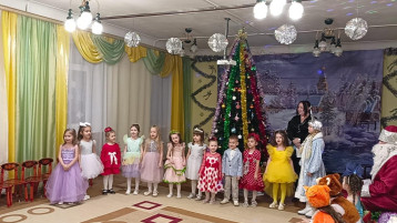 Новогодний утренник в средней А и оздоровительной группах Новогодний утренник в средней А и оздоровительной группах.